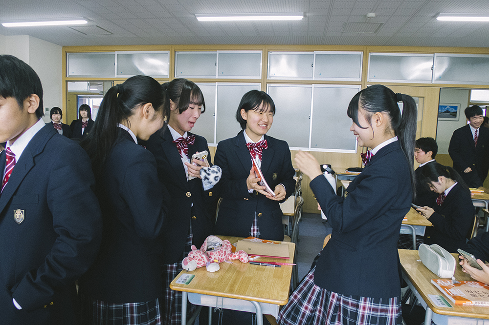 教室で生徒たちが会話している様子