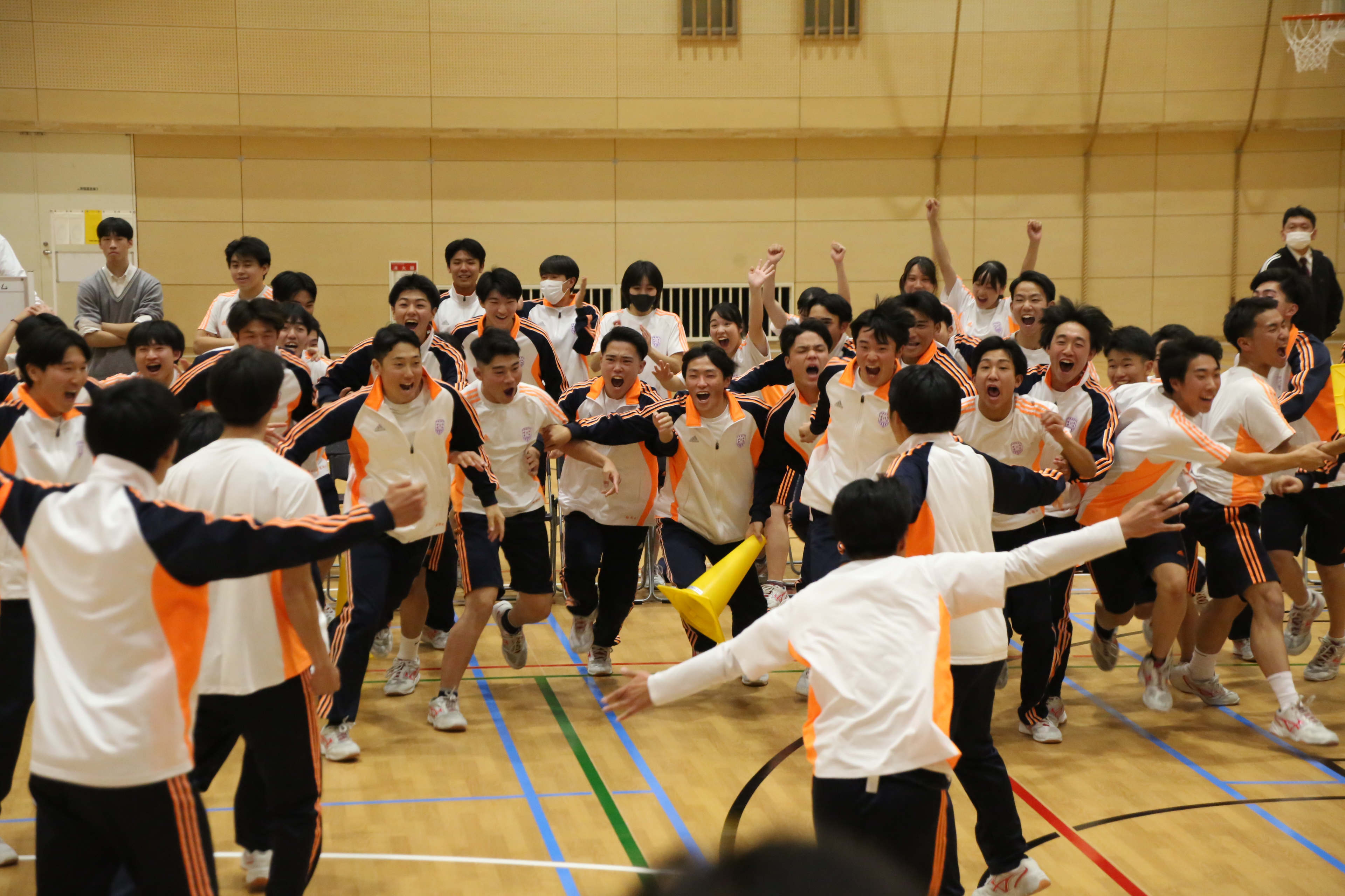 体育館で生徒たちが盛り上がる様子