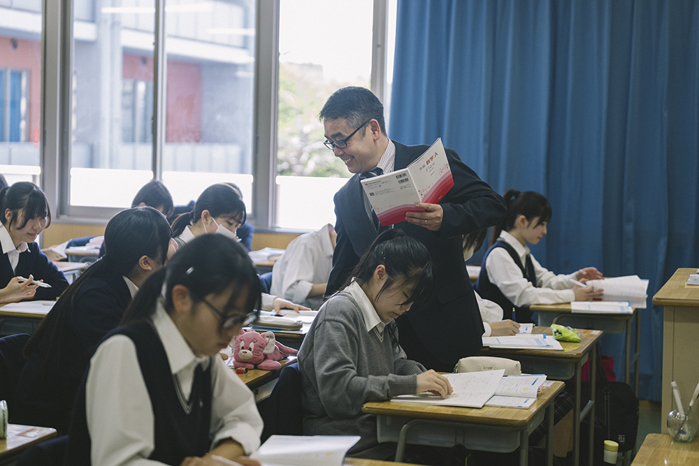 授業中に先生が生徒の学習を見守る様子