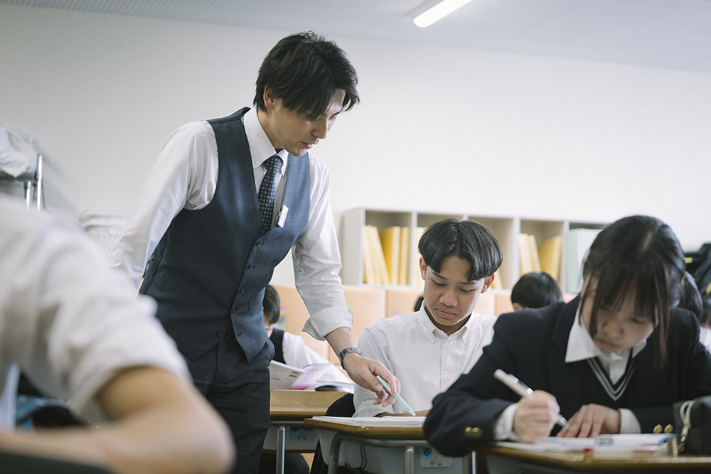 先生が生徒に寄り添い指導する様子