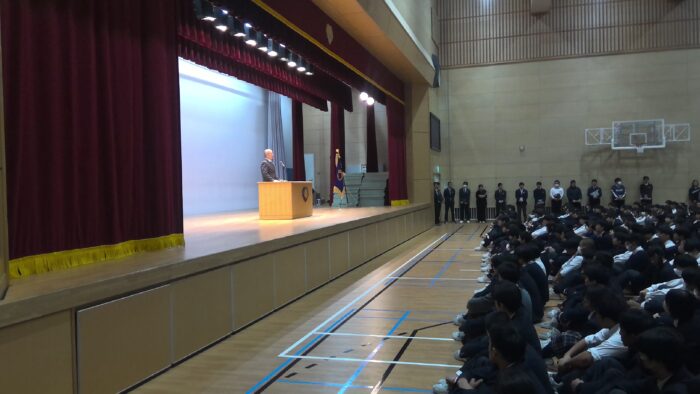 全校朝礼を行いました。